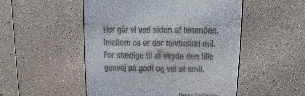 Flisepoesi "Her går vi ved siden af hinanden"
