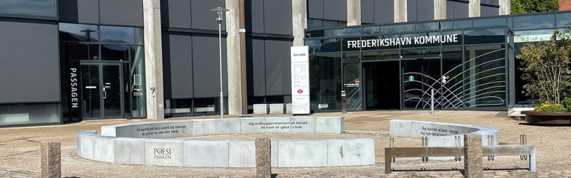 Foto af rundbænk med Inger Christensens digt fra Rådhuspladsen i Frederikshavn.