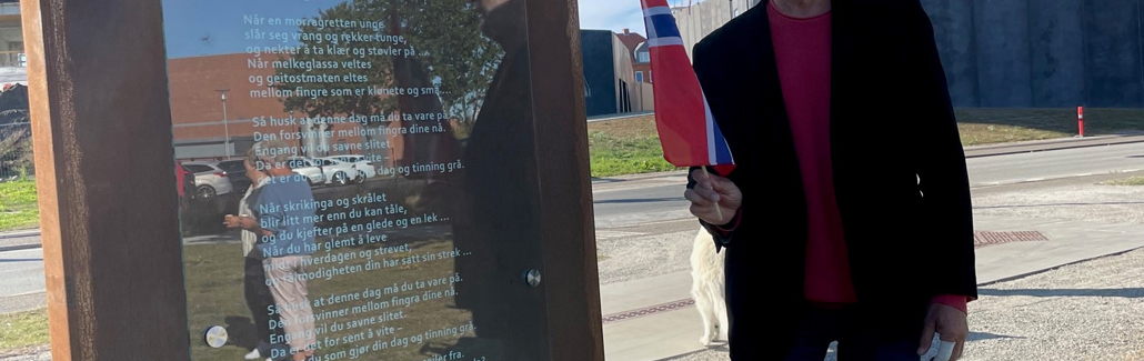 Foto viser Louis Jacoby ved siden af værket
