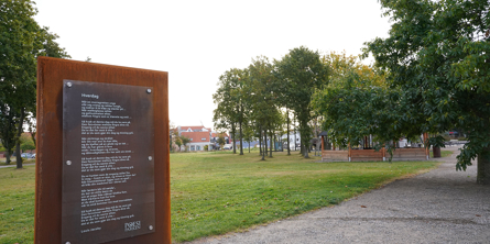 Foto viser poesiværk monteret på glas og rusten plade