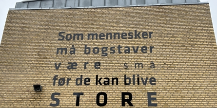 Foto af poesiværk på Frederikshavn Gymnasium