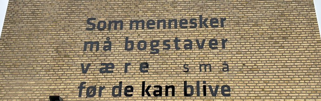Foto af poesiværk på Frederikshavn Gymnasium