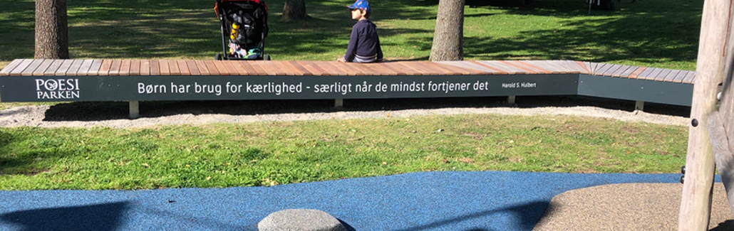 Foto fra indvielse af bænk i Rådhusparken