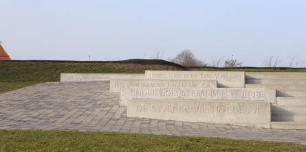 "Hører du" digt af Carl Scharnberg på trappetrin ved tidligere værkergrund i Frederikshavn