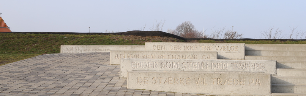 "Hører du" digt af Carl Scharnberg på trappetrin ved tidligere værkergrund i Frederikshavn