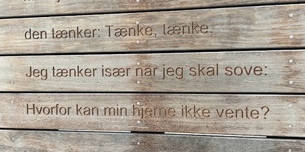 Foto af digt graveret i træ på Remisen