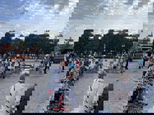 Foto fra indvielsen af rundbænken med publikum på bænken.