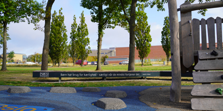 Foto af bænk i Rådhusparken med poesi