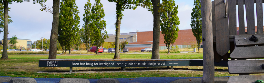 Foto af bænk i Rådhusparken med poesi