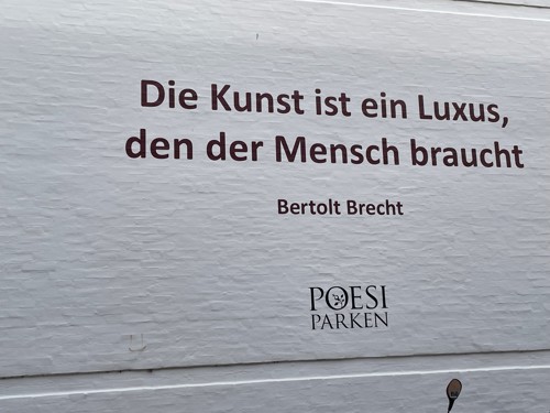 Foto af Bertolt Brechts digt