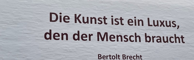 Foto af Bertolt Brechts digt