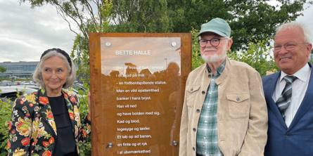 Poesiværket "Bette Halle" flankeret af Ruddi Nielsen, forfatter Per Gammelgaard og viceborgmester Peter E. Nielsen