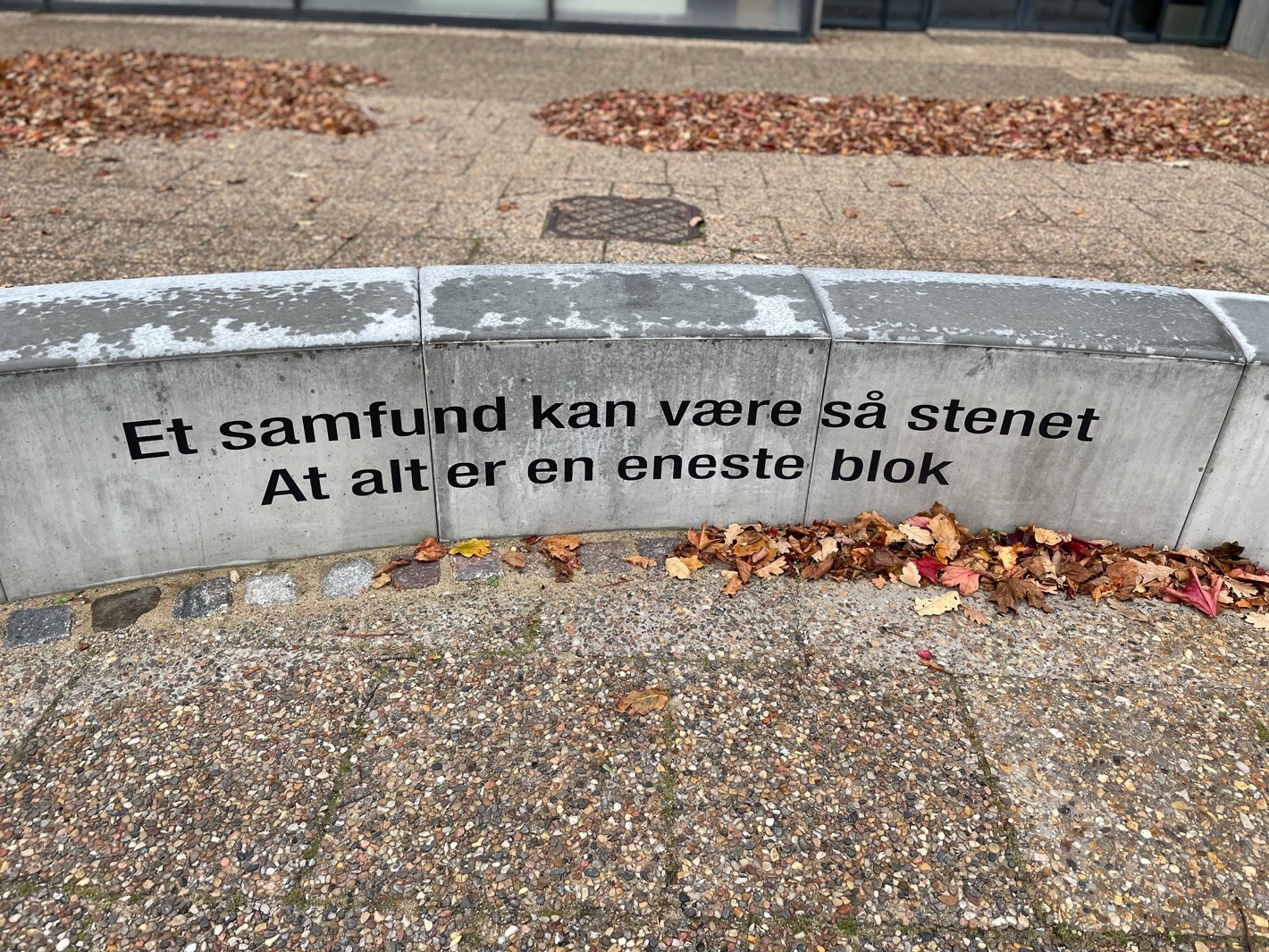 Betonbænk med Inger Christensens digt: Et samfund kan være så stenet