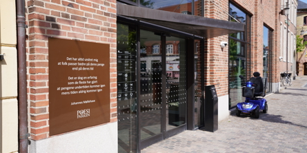 Værket "Tiden går" på SparNords bygning i Danmarksgade