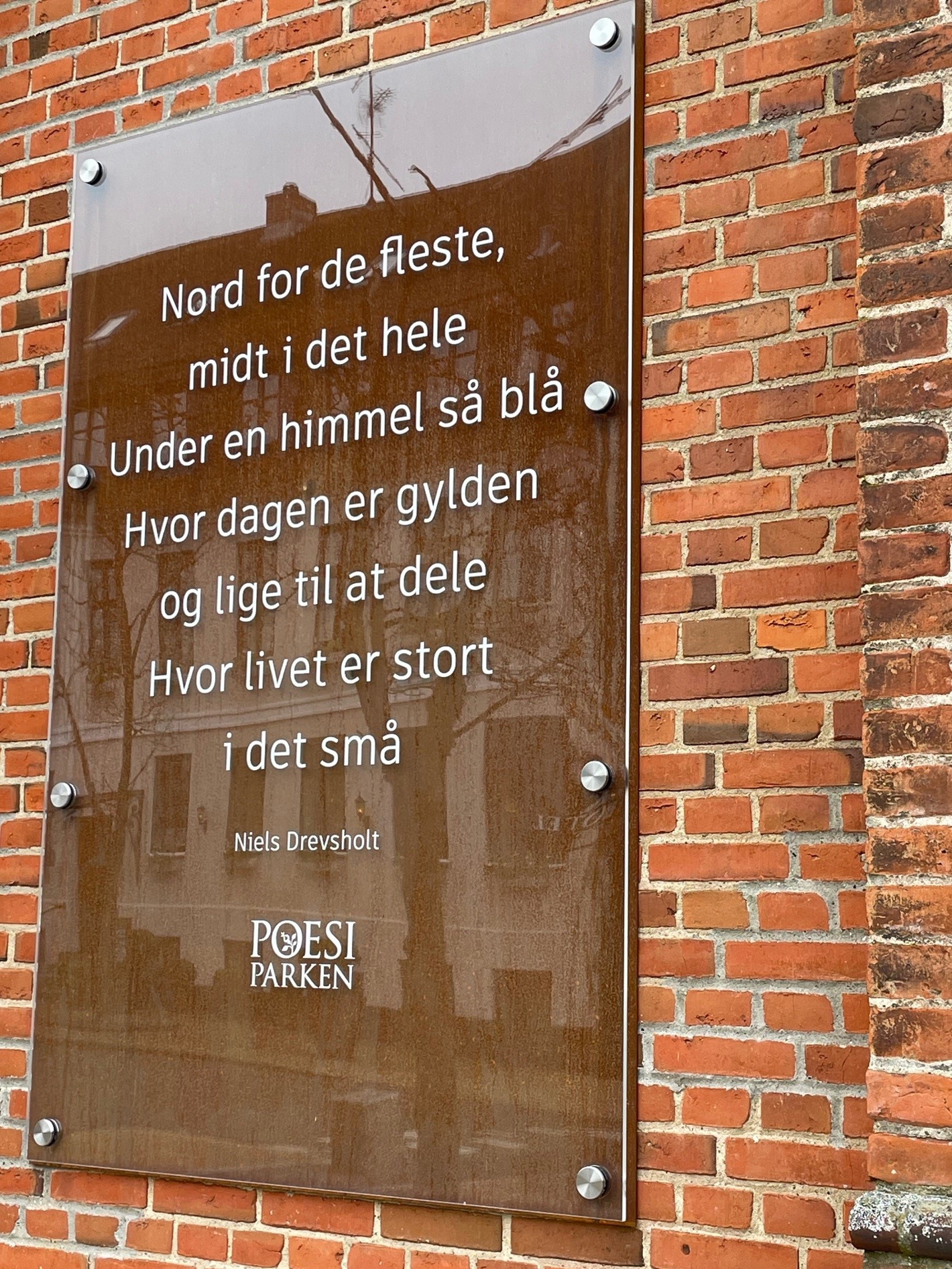 Foto af poesiværket "Nord for de fleste" foran Nordjyske Bank i Jernbanegade i Frederikshavn