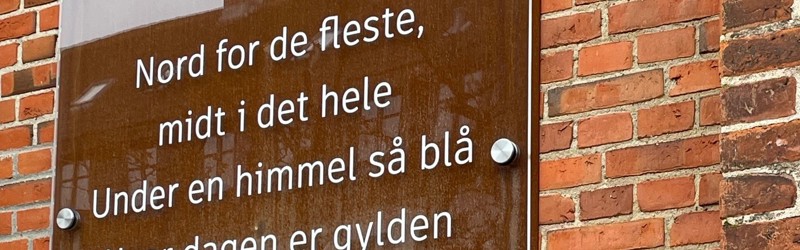 Foto af poesiværket "Nord for de fleste" foran Nordjyske Bank i Jernbanegade i Frederikshavn
