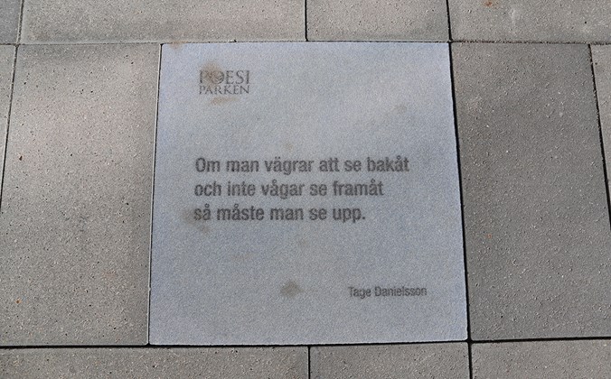 Svensk flisepoesi "Om man vägrar att se bakåt"