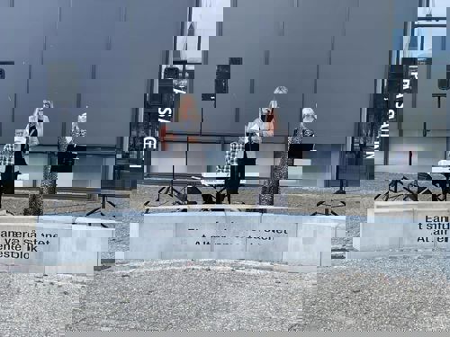 Borgmester Birgit S. Hansen indvier det nye værk flankeret af sanger Tina Siel og musiker Knud Erik Trane