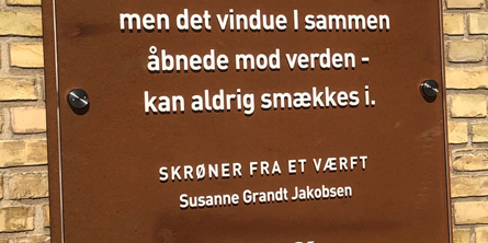Billede af poesiværk "Skrøner fra et værft" hvid tekst på rusten plade