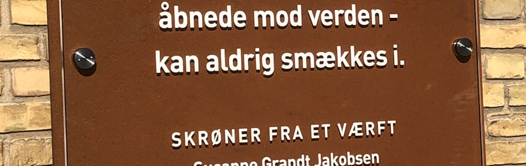 Billede af poesiværk "Skrøner fra et værft" hvid tekst på rusten plade