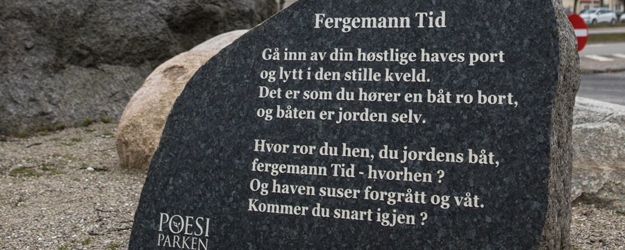 Poesiværk med citat af Herman Wildenwey på en granitsten
