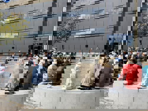 Billede fra indvielsen af rundbænk med Inger Christensens digt: Et samfund kan være så stenet